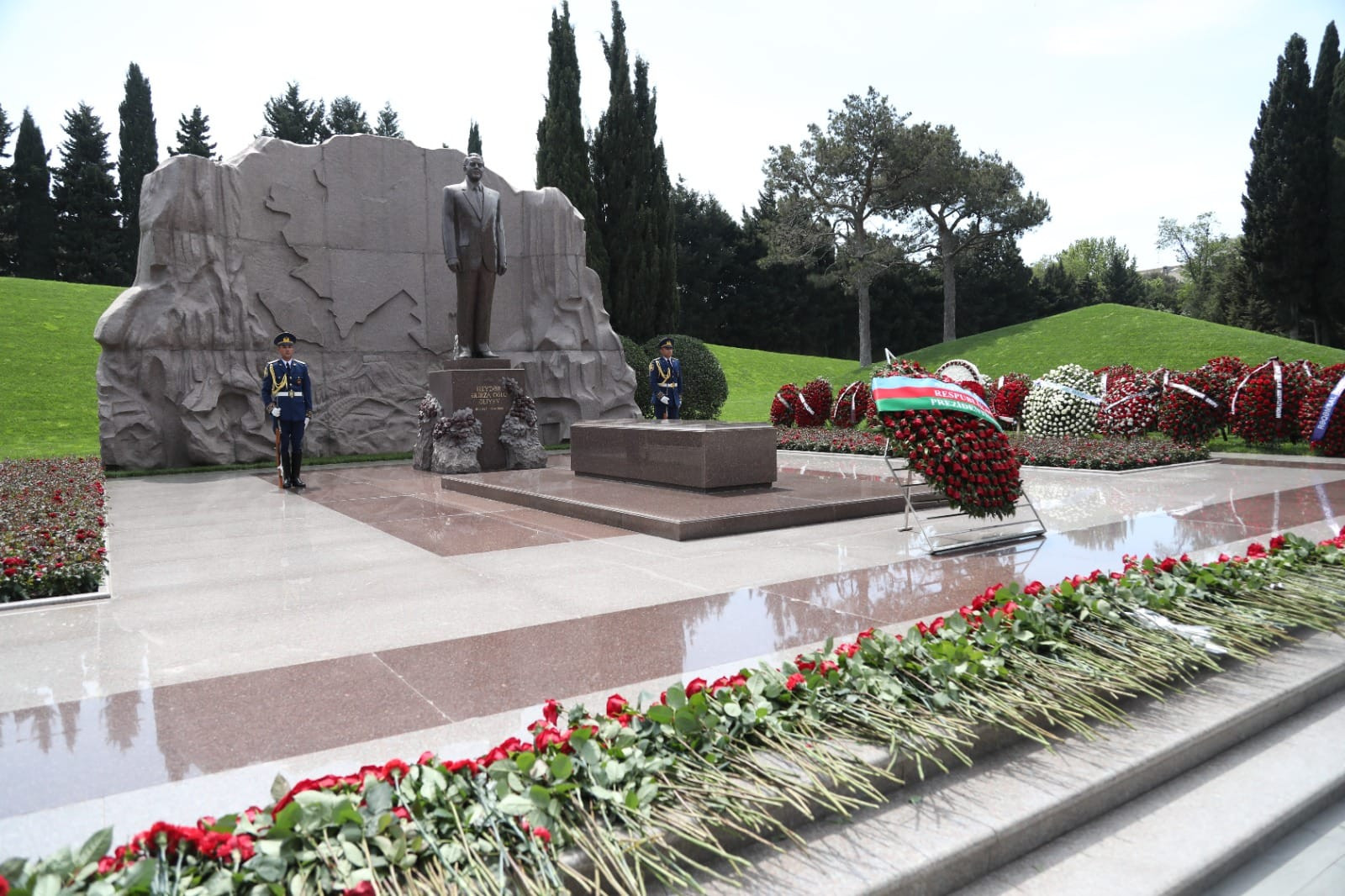 Коллектив AzTV посетил мемориал Общенационального лидера Гейдара Алиева на Аллее Почетного захоронения